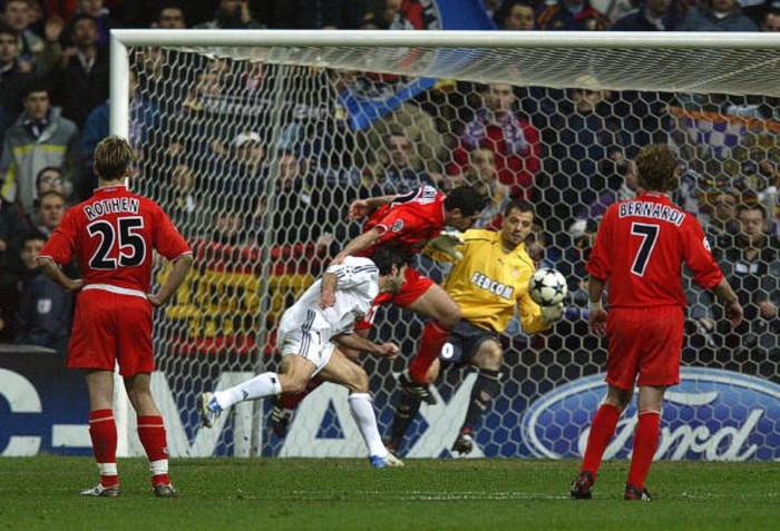 7. AS Monaco – Real Madrid 2004: Sebastien Squillaci đưa Monaco vượt lên dẫn trước ở trận lượt đi nhưng Real đáp trả bằng 4 bàn thắng liên tiếp, trước khi Fernando Morientes sút tung lưới đội bóng cũ ở phút 83 để mang lại hy vọng cho Monaco. Ở lượt về, tổng tỷ số được nâng lên 5-2 cho Real khi Raul ghi bàn phút 35. Nhưng sau đó, Ludovic Giuly có cú đúp ở các phút 45 và 66 cộng thêm 1 bàn của Morientes ở phút 48 để lội ngược dòng 5-5 và tiến vào bán kết nhờ luật bàn thắng sân khách.